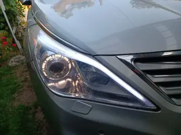 Foco de un Hyundai Azera con la luz DRL doble encendida