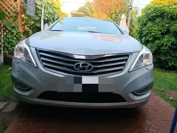 Frente de un Hyundai Azera gris con el nuevo sistema de luces DRL