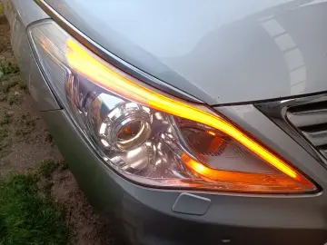 Foco de un Hyundai Azera con el intermitente ámbar encendido