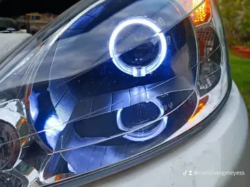 Foco con lupas y anillos de luz blanca encendidos