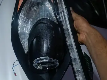 Foco de auto con una tira de luz DRL