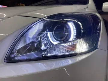 Foco con proyector y anillo de luz blanca