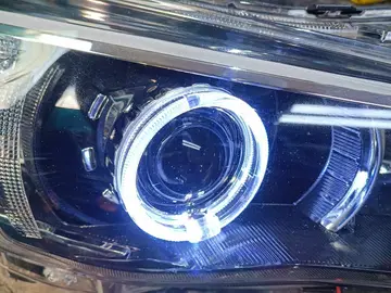 Focos delanteros con tira LED DRL