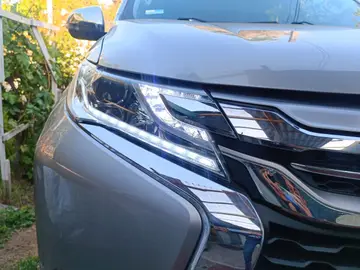 Foco delantero de camioneta gris con luz DRL