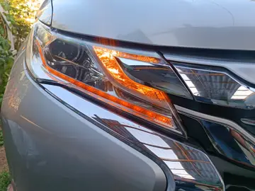 Foco delantero con intermitente naranja encendido