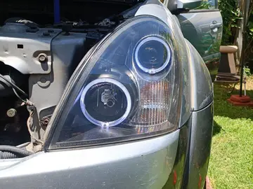 Foco de camioneta con anillos de luz azul