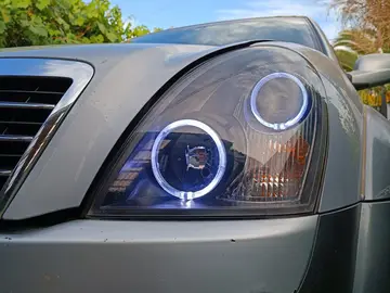 Foco con anillo de luz azul encendido
