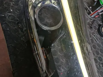 Foco con tira de luz DRL blanca encendida