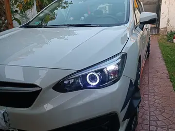 Foco con anillo de luz azul de una camioneta gris