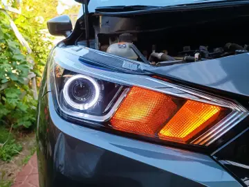 Foco de un Nissan Versa con intermitente secuencial naranja encendido