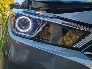 Foco de un Nissan Versa con retrofit BiLED y anillo de luz
